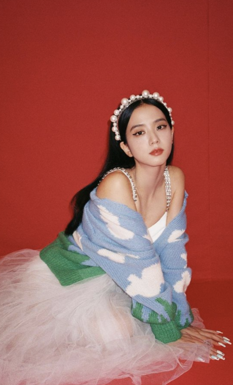 素顏很美的Jisoo,配上自然曲髮造型,看起來温柔又有個性。 素顏很美的Jisoo,配上自然曲髮造型,看起來温柔又有個性。