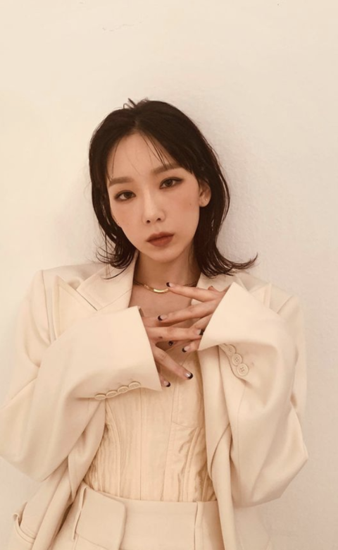 太妍的外捲水母髮型,讓她看起來時尚感重又不失女人味,卻不會過份顯 太妍的外捲水母髮型,讓她看起來時尚感重又不失女人味,卻不會過份顯