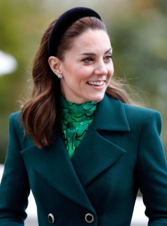 凱特王妃選擇這款紫黑色的半圓粗框法蘭絨髮箍，把前額的頭髮全部梳