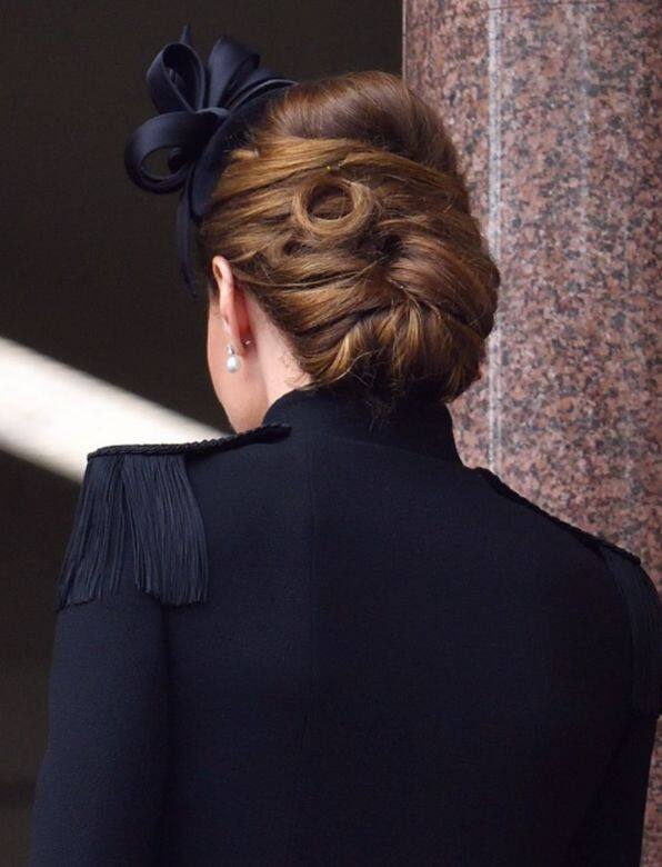 凱特王妃也喜歡將頭髮完全盤起，利用編髮讓髮髻更貴氣，配合感絲帶小