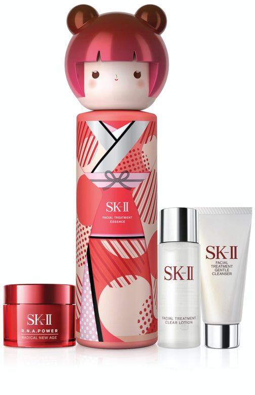 SK-II皇牌緊緻美肌套裝HK$1,574 (價值:HK$1,972)套裝包括:春日娃娃限量版神 SK-II皇牌緊緻美肌套裝HK$1,574 (價值:HK$1,972)套裝包括:春日娃娃限量版神