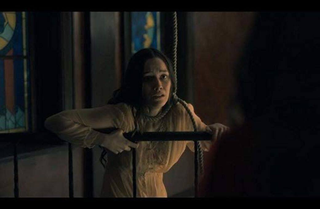 Victoria Pedretti出演過許多鬼片，像是2018年在Netflix上映的《鬼入侵》飾演小女兒，精湛的演