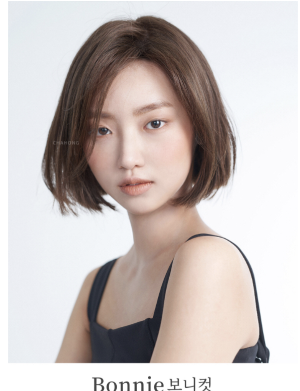 這兩款髮型深受韓國女生喜愛。無論是中分髮型、或是搭空氣感瀏海的造 這兩款髮型深受韓國女生喜愛。無論是中分髮型、或是搭空氣感瀏海的造