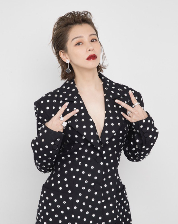 徐若瑄Vivian在新歌<不敗的 InVincible>MV中,以剪了俐落的短髮造型示人,加上帥氣的 徐若瑄Vivian在新歌<不敗的 InVincible>MV中,以剪了俐落的短髮造型示人,加上帥氣的