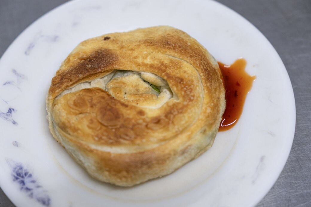 做法:爆香冬菇粒,取出與芫茜碎、新豬肉和調味料混合醃製;將4塊餃子皮 做法:爆香冬菇粒,取出與芫茜碎、新豬肉和調味料混合醃製;將4塊餃子皮