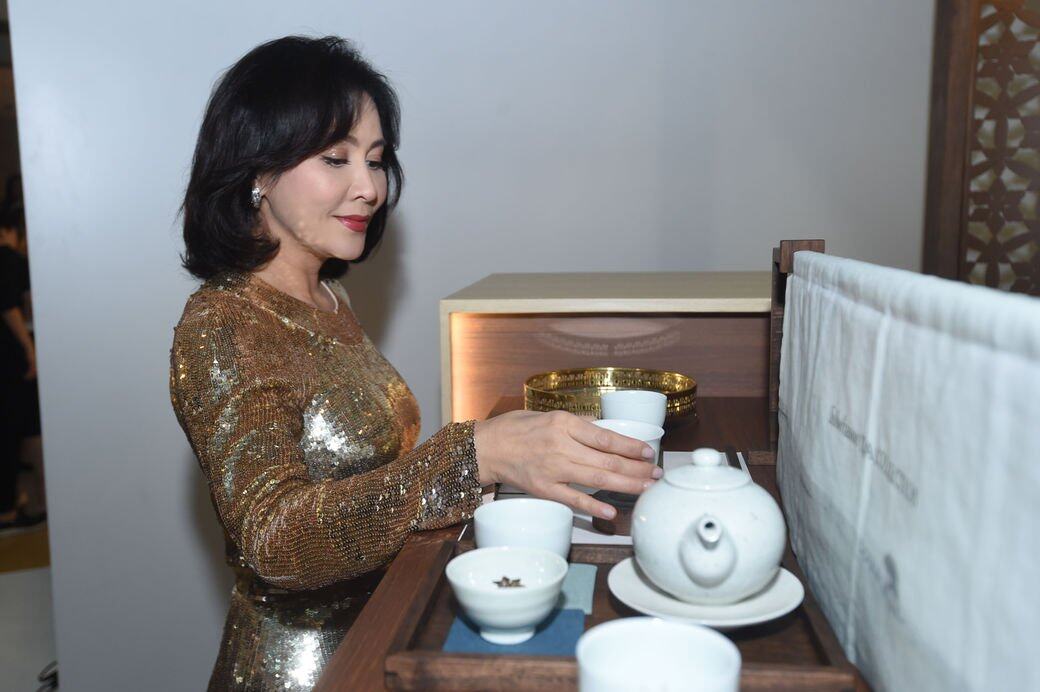 劉嘉玲在展覽的《韓茶館》品牌叫韓國遠道運送來港的四道茶,在繁忙的工 劉嘉玲在展覽的《韓茶館》品牌叫韓國遠道運送來港的四道茶,在繁忙的工