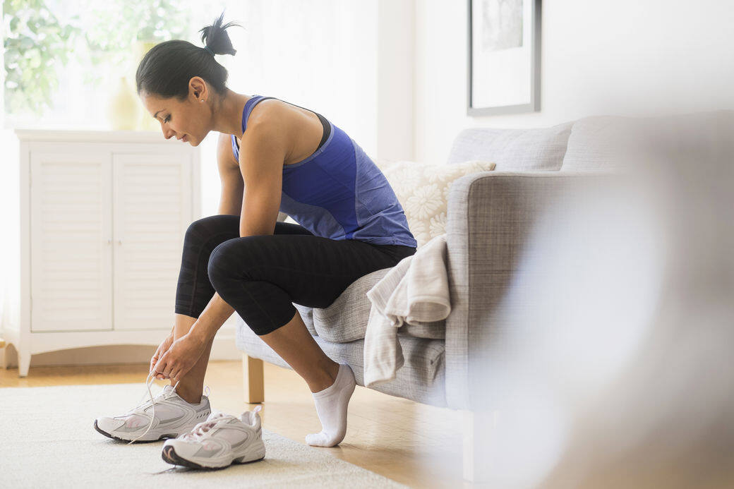 即使是在家運動，運動前還是要準備瑜伽墊和波鞋，能保護背部、腳裸及關