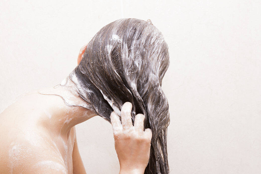 一般洗頭水都蘊含「矽」，其實「矽」含有護髮成分，可以吸附在頭髮表面，填補髮