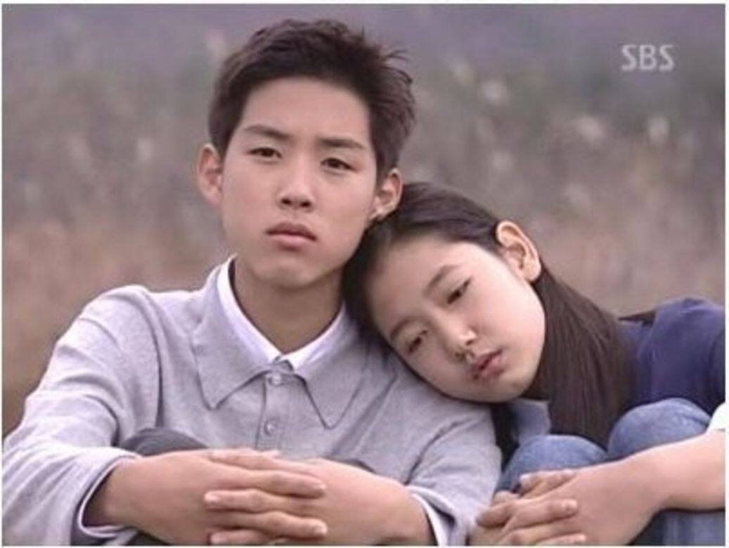 朴信惠11歲時以童星身分出道,2003年拍攝李承桓MV《花》出道,第一次單獨作 朴信惠11歲時以童星身分出道,2003年拍攝李承桓MV《花》出道,第一次單獨作