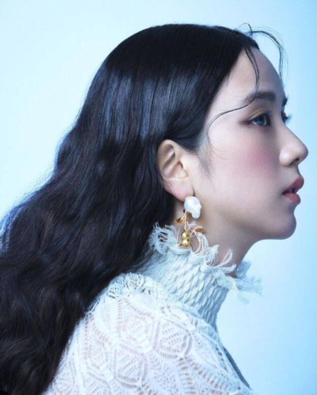 Jisoo早前為Dior拍攝形象照時也換上水波紋捲髮造型,配上一頭黑長直髮的 Jisoo早前為Dior拍攝形象照時也換上水波紋捲髮造型,配上一頭黑長直髮的
