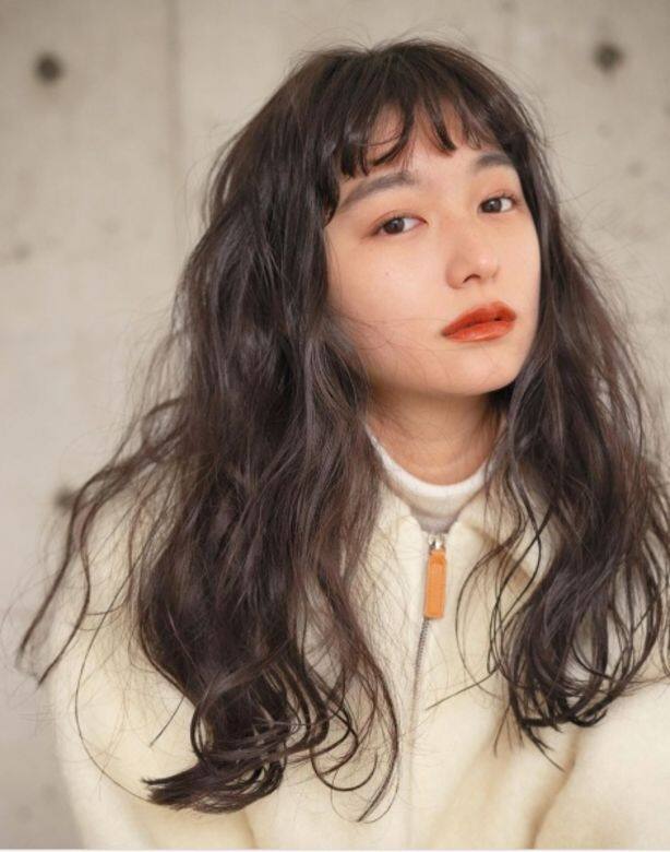 沒有過份蓬鬆、分明捲度的曲髮造型,輕易地配合任何一種染髮造型,散發 沒有過份蓬鬆、分明捲度的曲髮造型,輕易地配合任何一種染髮造型,散發