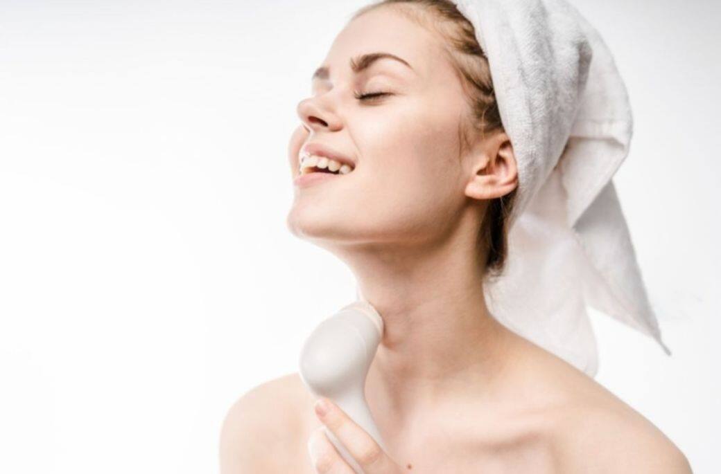 Step 1：保濕潔面，維持肌膚含水量。清潔肌膚時，記得選用滋潤度較高的卸妝