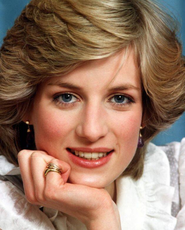 戴安娜王妃官方肖像,以Princess Diana健康自然的妝容為主。事實戴妃 透露自己沒 戴安娜王妃官方肖像,以Princess Diana健康自然的妝容為主。事實戴妃 透露自己沒
