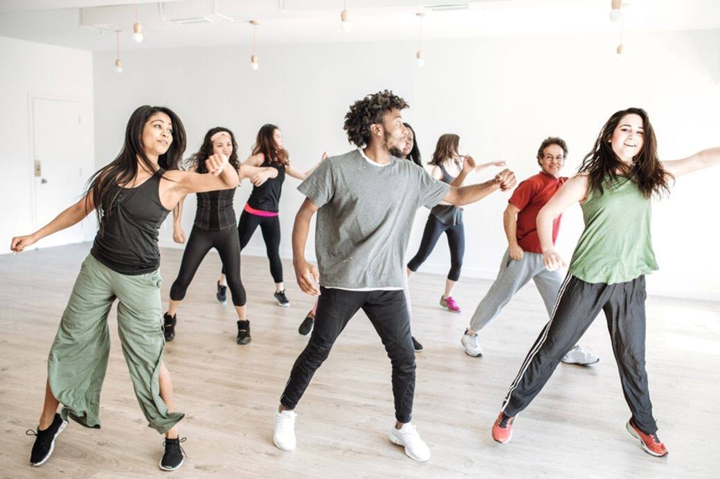 Zumba狂熱的音樂節奏配合肢體動作如:跳躍、揮動手臂、扭臀、扭肩、甩頭,屬低沖擊類的有氧運動 Zumba狂熱的音樂節奏配合肢體動作如:跳躍、揮動手臂、扭臀、扭肩、甩頭,屬低沖擊類的有氧運動