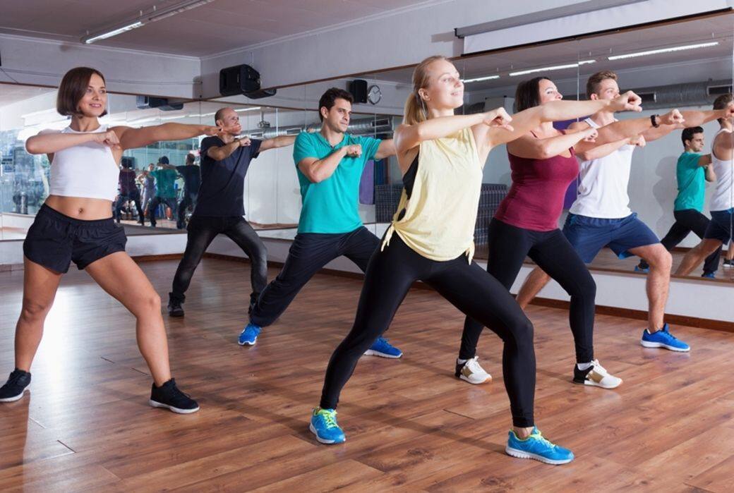 跳Zumba時適合穿上寬鬆的運動服,平底運動鞋,運動前一小時喝足夠的水分 跳Zumba時適合穿上寬鬆的運動服,平底運動鞋,運動前一小時喝足夠的水分