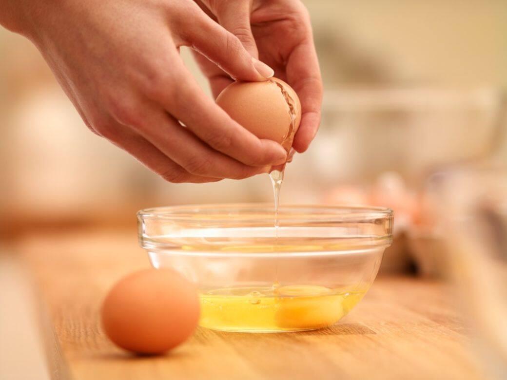 材料:生雞蛋一隻、蜂蜜一匙製法:將蛋白與蛋黃分開,只要蛋白與蜂蜜混合 材料:生雞蛋一隻、蜂蜜一匙製法:將蛋白與蛋黃分開,只要蛋白與蜂蜜混合