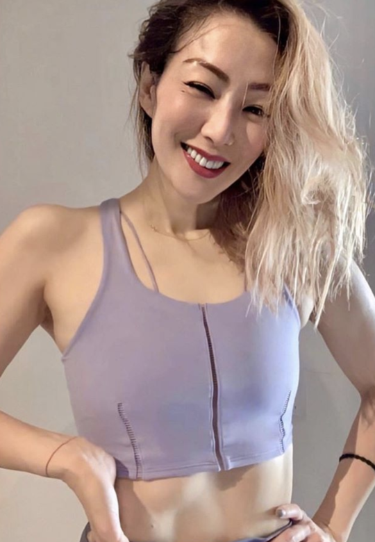 近日分享眼線的Sammi 反而愛以「走粉底」妝示人。只有眼線的她看起來也很有 近日分享眼線的Sammi 反而愛以「走粉底」妝示人。只有眼線的她看起來也很有
