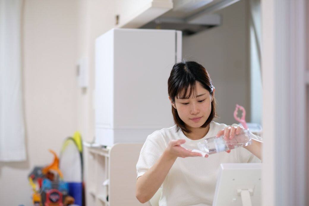 使用化妝棉片+化妝水擦拭肌膚,可以輕輕清除洗臉時沒清潔乾淨的肌膚 使用化妝棉片+化妝水擦拭肌膚,可以輕輕清除洗臉時沒清潔乾淨的肌膚