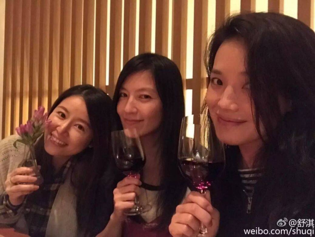 紅酒有助疏通經絡、擴張血管、因此有月功緩解經痛。在經期間生理痛的女 紅酒有助疏通經絡、擴張血管、因此有月功緩解經痛。在經期間生理痛的女