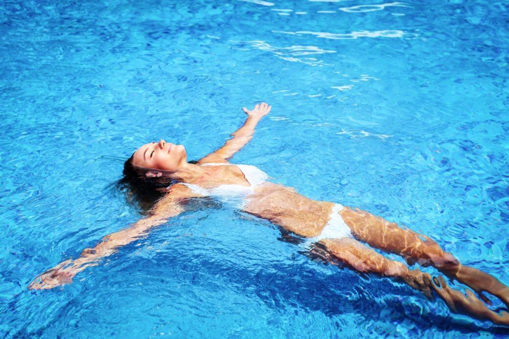 想游水時更消脂？方法就是轉換不同的游泳姿勢，這亦可幫你鍛練到身上