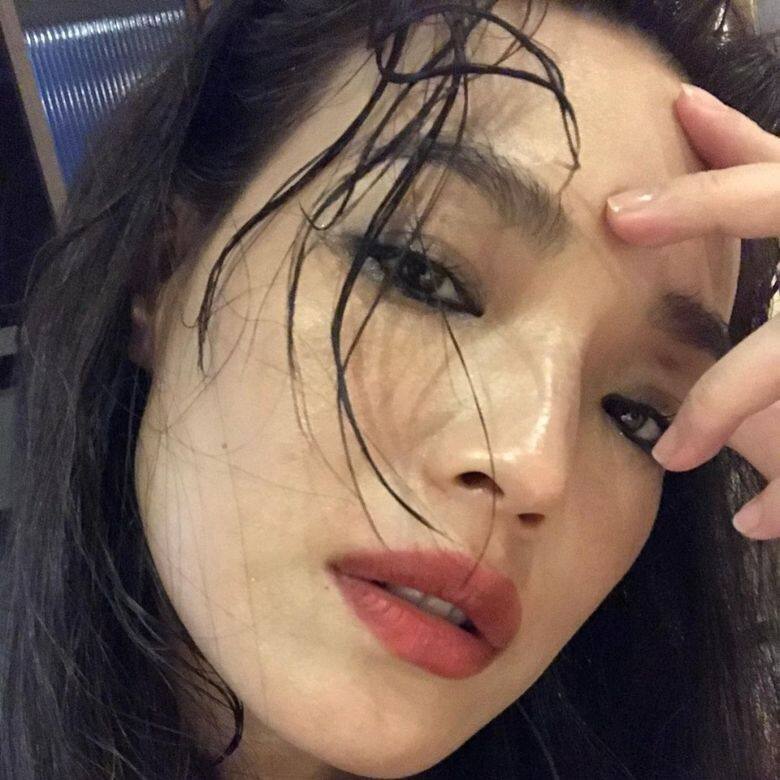 直播中舒淇大方她分享她的唇妝。舒淇平時上妝時,先用唇膏打底,她愛用 直播中舒淇大方她分享她的唇妝。舒淇平時上妝時,先用唇膏打底,她愛用
