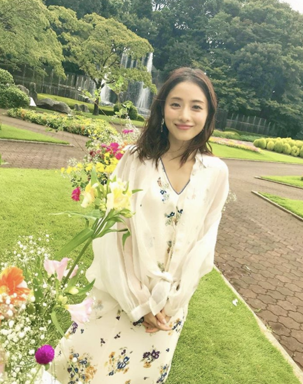 要中長髮或短髮不顯老,其實只要由選對髮型入手,只要選對,更可以有瘦 要中長髮或短髮不顯老,其實只要由選對髮型入手,只要選對,更可以有瘦
