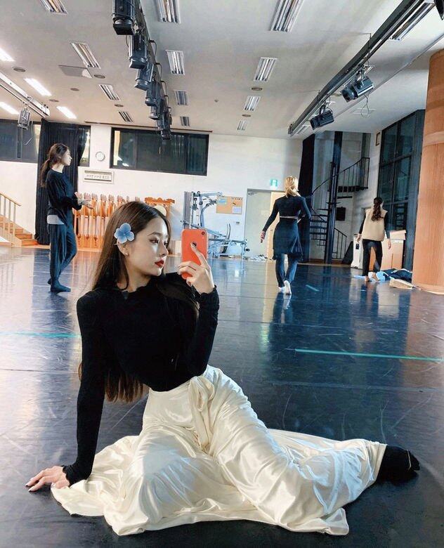 宋智雅畢業於首爾漢陽大學韓國傳統舞蹈學系，平日亦會Cover女團的舞蹈