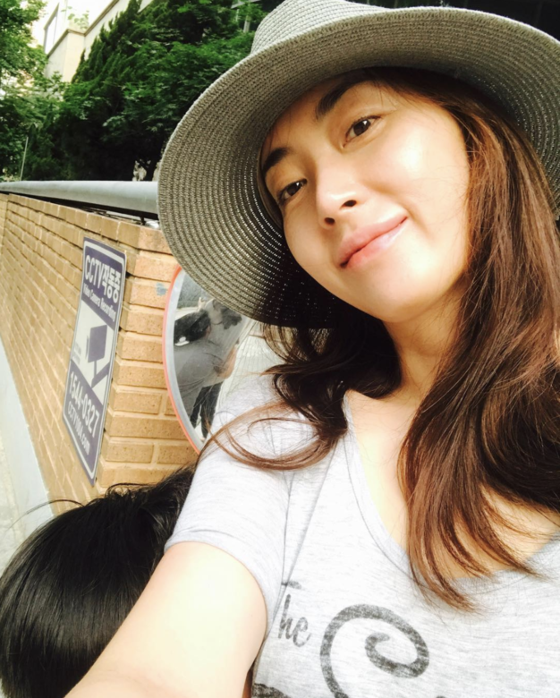韓國凍齡美魔女宋允兒現年47歲,膚質卻宛如少女般幼嫩,她曾經在節目 韓國凍齡美魔女宋允兒現年47歲,膚質卻宛如少女般幼嫩,她曾經在節目