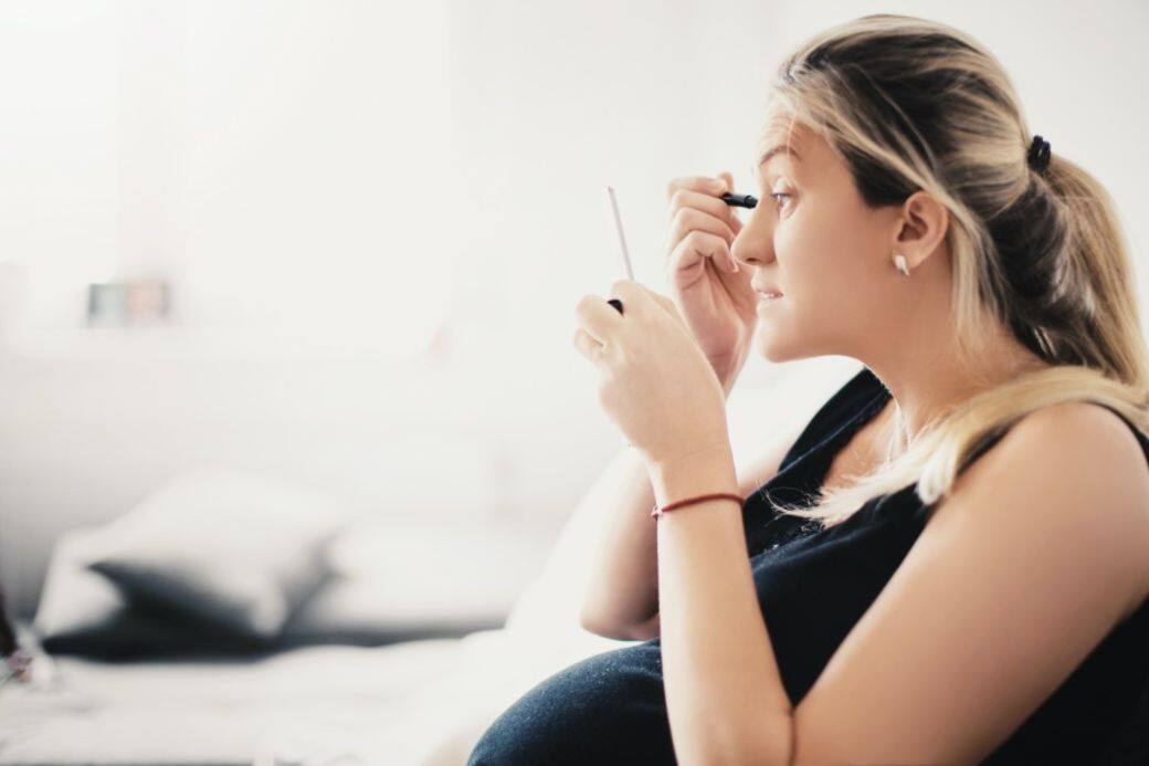孕婦在化妝方面,當然能少就少,能免就更好。因為孕婦的皮膚一般都比較 孕婦在化妝方面,當然能少就少,能免就更好。因為孕婦的皮膚一般都比較