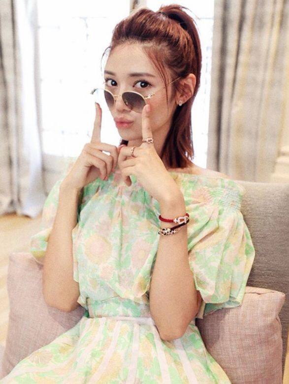 Elva 經常周遊列國,保持均衡的生活習慣,注重健康也是非常重要。 Elva 經常周遊列國,保持均衡的生活習慣,注重健康也是非常重要。