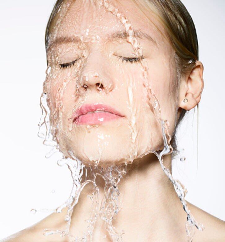 1.冷熱水交替洗臉緊緻肌膚洗臉時可以先用適當溫度的熱水洗臉，待毛