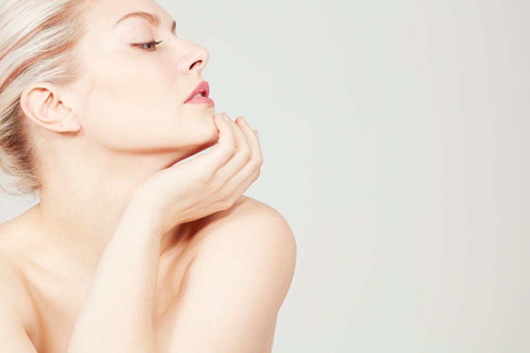 3個方法預防臉部肌膚鬆弛緊肌膚鬆弛出現皺紋老化的跡象，是因為膠