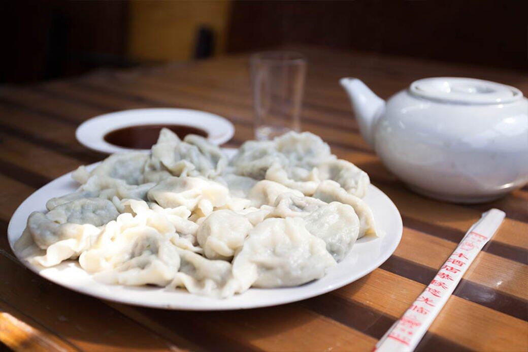 雖然淨餃子看起來多菜少肉很健康,但每顆水煮餃子(不加醬汁)大概含60 雖然淨餃子看起來多菜少肉很健康,但每顆水煮餃子(不加醬汁)大概含60
