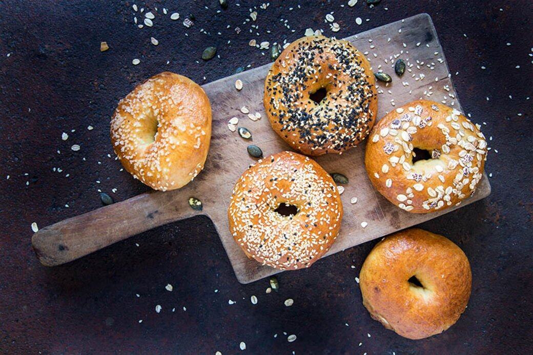 Bagel同樣屬於精緻澱粉類,不少人在吃bagel時都愛配上cream cheese一樣,但cream cheese成分 Bagel同樣屬於精緻澱粉類,不少人在吃bagel時都愛配上cream cheese一樣,但cream cheese成分
