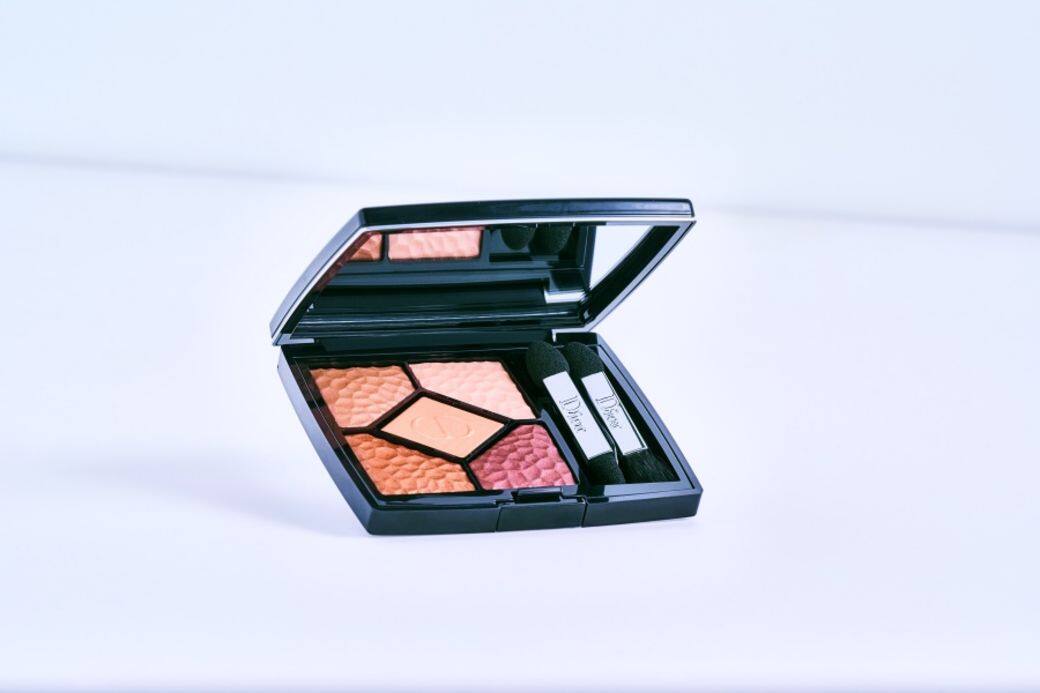 Dior 5 Couleurs #WildEarth($560 Dior)經典的五色眼影,配合兩款色彩和諧的眼影組合均綴有壓 Dior 5 Couleurs #WildEarth($560 Dior)經典的五色眼影,配合兩款色彩和諧的眼影組合均綴有壓