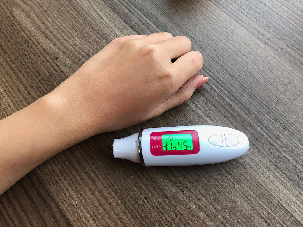 測試方法:滋潤度:以水分測試機測試皮膚表層的水分及油分滋潤度。清爽 測試方法:滋潤度:以水分測試機測試皮膚表層的水分及油分滋潤度。清爽
