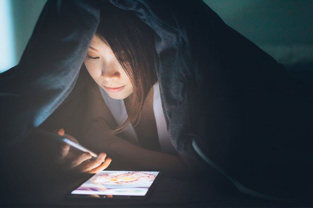 睡前看手機超過30分鐘，藍光讓你比別人老5倍！