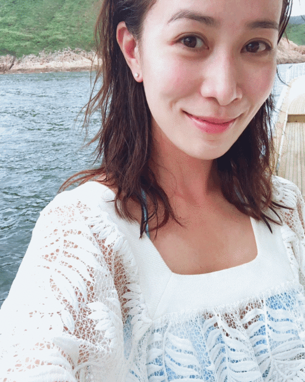 佘詩曼於早上使用質地較清爽的保濕面膜,補足肌膚水分,幫助後續上底 佘詩曼於早上使用質地較清爽的保濕面膜,補足肌膚水分,幫助後續上底