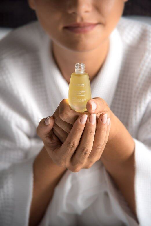 Rose Hydra-Nourishing Aromatic Care 玫瑰修護精華油$490 一打開玫瑰修護精華油,清新的玫瑰香氣隨即令繃緊的神經放鬆不少,其輕薄質地完全不會讓人覺得油腻,但保濕效能卻非常高。每天只需以食指沾取三至五滴,再以掌心溫熱再塗上面,就可以簡單享受玫瑰精油為你帶來的療癒。 Rose Hydra-Nourishing Aromatic Care 玫瑰修護精華油$490 一打開玫瑰修護精華油,清新的玫瑰香氣隨即令繃緊的神經放鬆不少,其輕薄質地完全不會讓人覺得油腻,但保濕效能卻非常高。每天只需以食指沾取三至五滴,再以掌心溫熱再塗上面,就可以簡單享受玫瑰精油為你帶來的療癒。