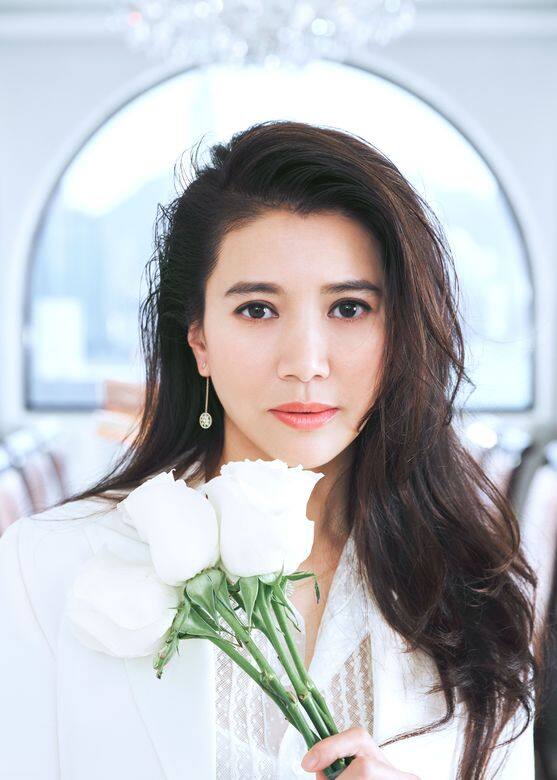 袁詠儀被人稱為「袁靚靚」真的沒有誇張,她的美來自氣質,來自肌膚健康。問 袁詠儀被人稱為「袁靚靚」真的沒有誇張,她的美來自氣質,來自肌膚健康。問