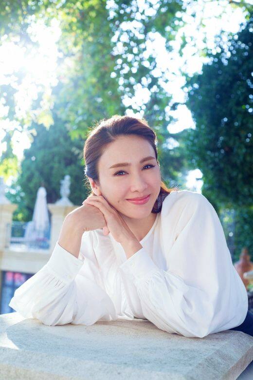 ELLE:你會和女兒一起穿母女裝嗎?黎姿:哈哈,沒有呢!現在女兒會自己選喜歡 ELLE:你會和女兒一起穿母女裝嗎?黎姿:哈哈,沒有呢!現在女兒會自己選喜歡