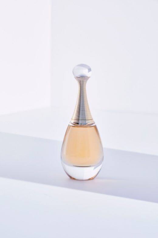 J’adore Absolu香氛（$1,210 /50ml Dior Beauty) 新配方加入一股清新香氣，香氣濃郁的木蘭花