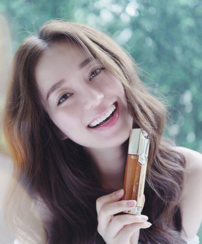 著名模特兒 Zelia 鍾浠文的皮膚長期保持白滑有緻,即使她經常要到不同國 著名模特兒 Zelia 鍾浠文的皮膚長期保持白滑有緻,即使她經常要到不同國