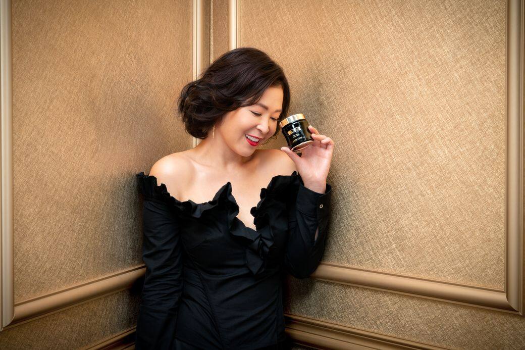 滋潤飽滿的肌膚對於長站於幕前的她非常重要,自信和美麗應該發自內 滋潤飽滿的肌膚對於長站於幕前的她非常重要,自信和美麗應該發自內