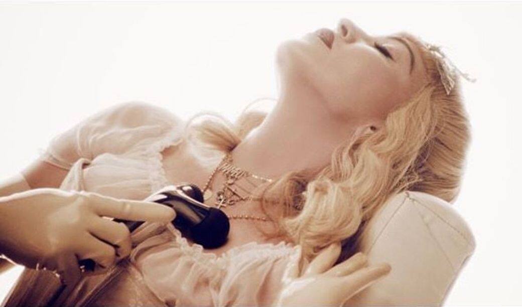 國際級天后麥當娜 Madonna 主理的美容品牌 MDNA Skin ，推出限量版黑碳滾輪美容儀