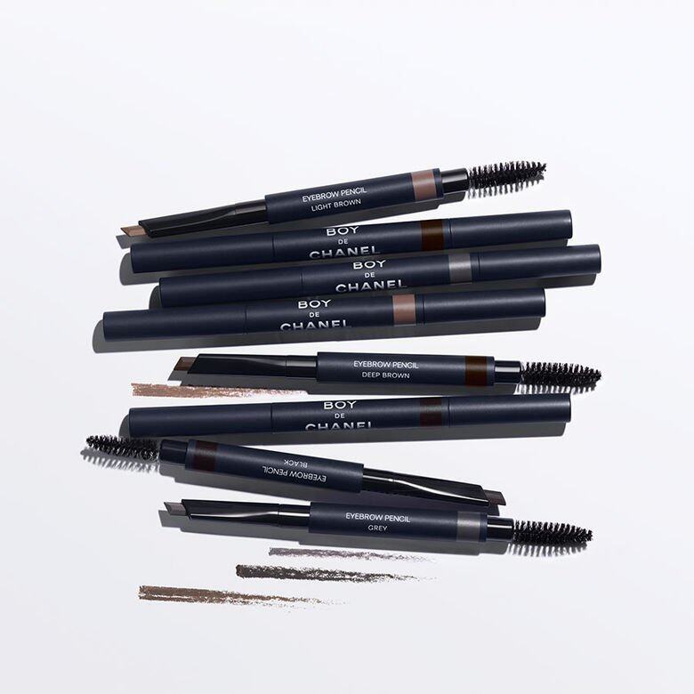 CHANEL LE STYLO SOURCILS 防水眉筆 配方結合天然蠟質複合物及護膚油,讓畫眉更流暢自如 CHANEL LE STYLO SOURCILS 防水眉筆 配方結合天然蠟質複合物及護膚油,讓畫眉更流暢自如