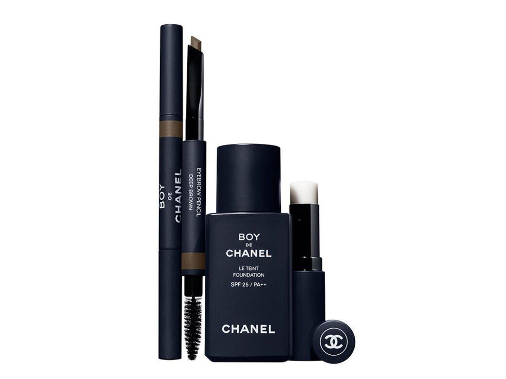 BOY DE CHANEL 系列的包裝設計用上午夜深藍作主色調,重點推出三款全新產品:粉底、護唇膏及眉筆 。 BOY DE CHANEL 系列的包裝設計用上午夜深藍作主色調,重點推出三款全新產品:粉底、護唇膏及眉筆 。