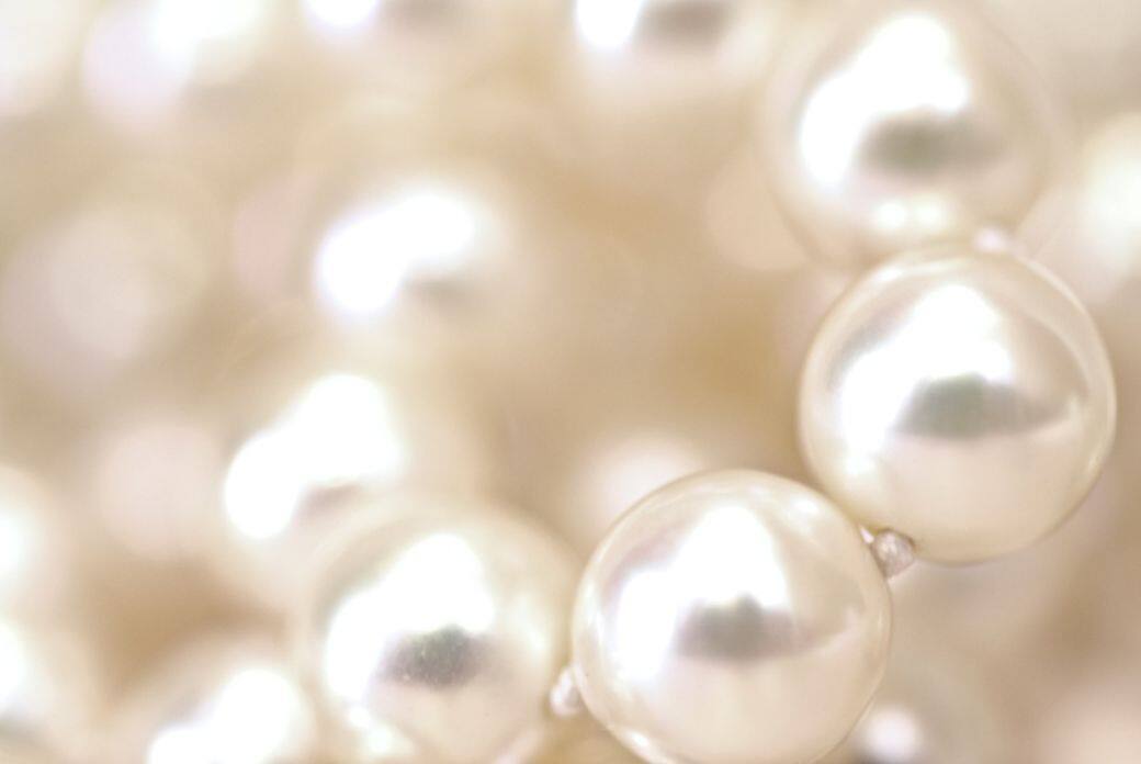 如此說來，敏感肌就無福消受了？不儘然，有人提議用純正珍珠粉末代替白