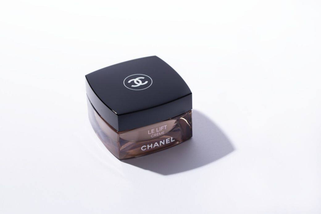 LE LIFT智慧緊膚乳霜（$1,240 Chanel）新一代 乳霜系列，蘊含 94% 天然萃取配方包括紫