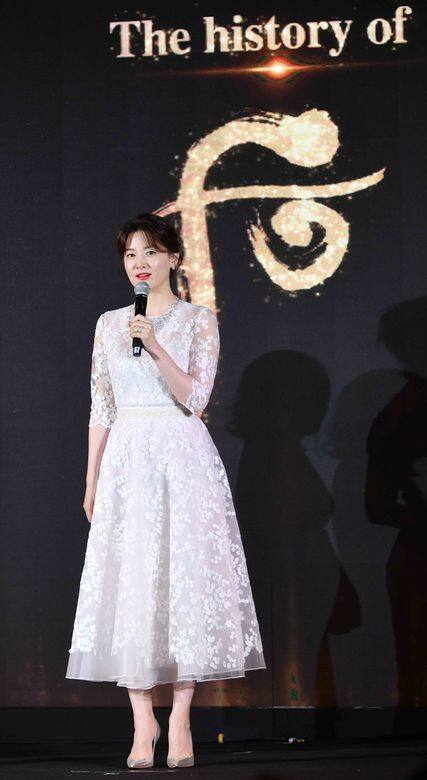 李英愛在全場期待下現身,首次於香港出席品牌活動的她表現興奮,即場分享了自己的護膚心得;身為品牌代言人兼粉絲的她,最愛以秘貼自生精華作基礎,再針對當天的肌膚狀況與需要調整護理程序。 李英愛在全場期待下現身,首次於香港出席品牌活動的她表現興奮,即場分享了自己的護膚心得;身為品牌代言人兼粉絲的她,最愛以秘貼自生精華作基礎,再針對當天的肌膚狀況與需要調整護理程序。